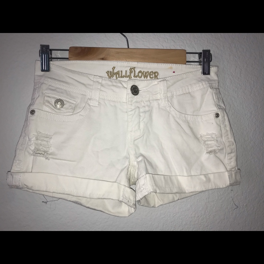 Super cute white distressed shorts